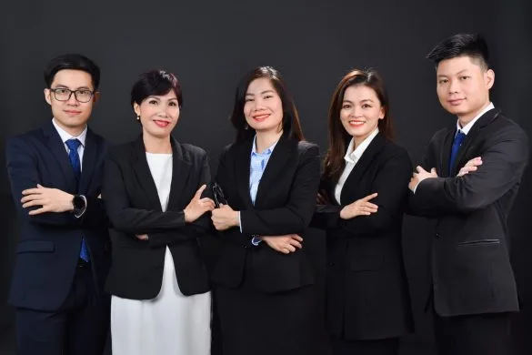 Nhan vien Luat 11 min 585x390 - Báo giá chụp hình Công ty -Doanh nghiệp ở Tp.HCM
