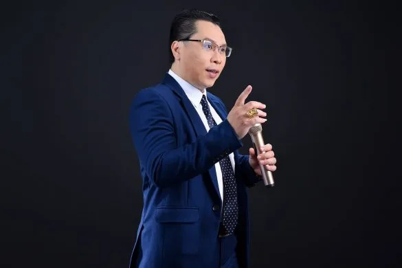 anh giam doc 6 min 585x390 - Báo giá chụp hình Công ty -Doanh nghiệp ở Tp.HCM