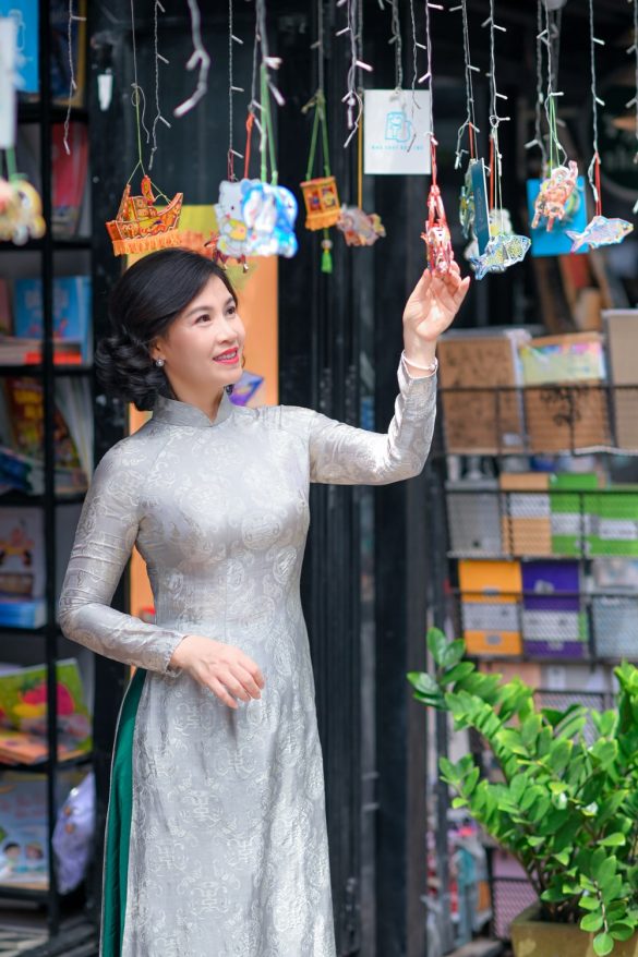 Anh ao dai dep 10 min 585x878 - Album ảnh áo dài chụp ở bưu điện và đường sách quận 1 đẹp