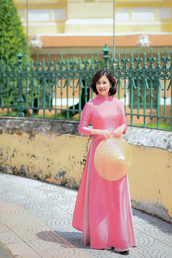 Anh ao dai dep 11 min 585x878 - Album ảnh áo dài chụp ở bưu điện và đường sách quận 1 đẹp