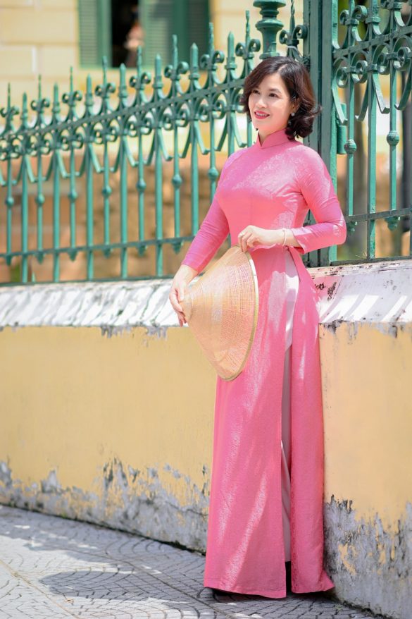 Anh ao dai dep 12 min 585x878 - Album ảnh áo dài chụp ở bưu điện và đường sách quận 1 đẹp