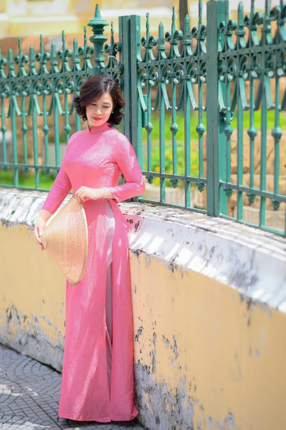 Anh ao dai dep 13 min 585x878 - Album ảnh áo dài chụp ở bưu điện và đường sách quận 1 đẹp