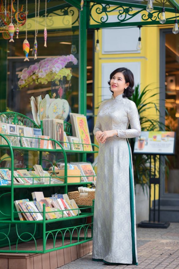 Anh ao dai dep 15 min 585x877 - Album ảnh áo dài chụp ở bưu điện và đường sách quận 1 đẹp