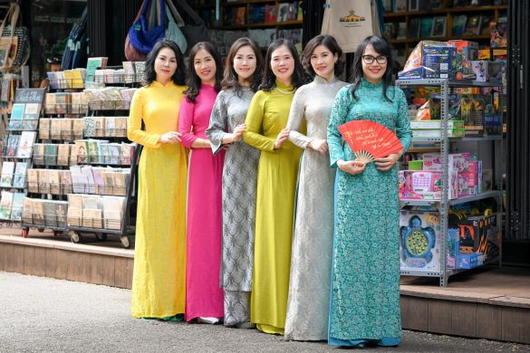 Anh ao dai dep 2 min 585x390 - Album ảnh áo dài chụp ở bưu điện và đường sách quận 1 đẹp