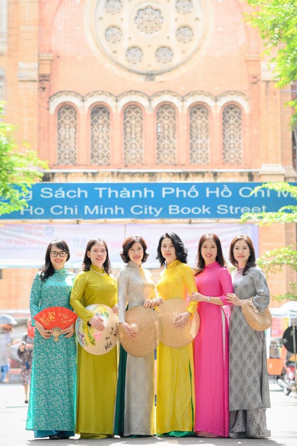 Anh ao dai dep 3 min 585x878 - Album ảnh áo dài chụp ở bưu điện và đường sách quận 1 đẹp