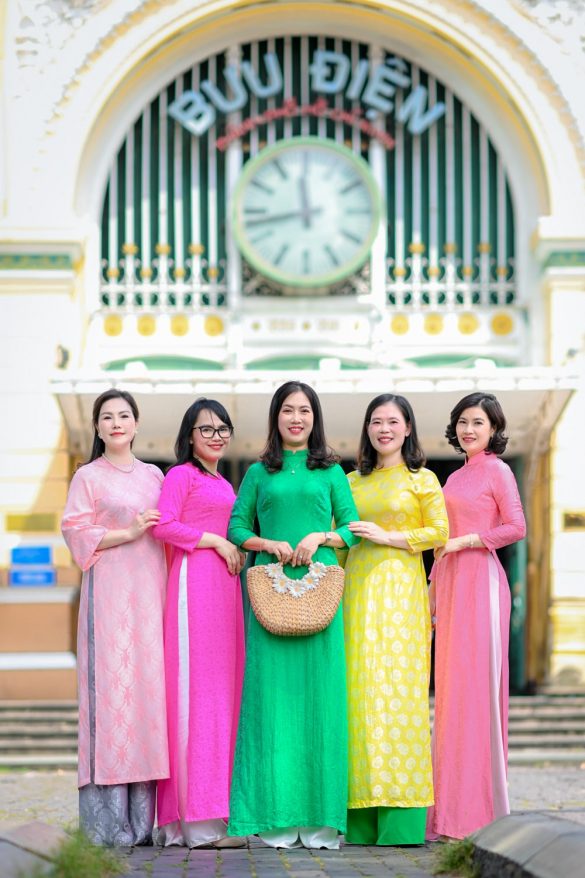 Anh ao dai dep 4 min 585x878 - Album ảnh áo dài chụp ở bưu điện và đường sách quận 1 đẹp