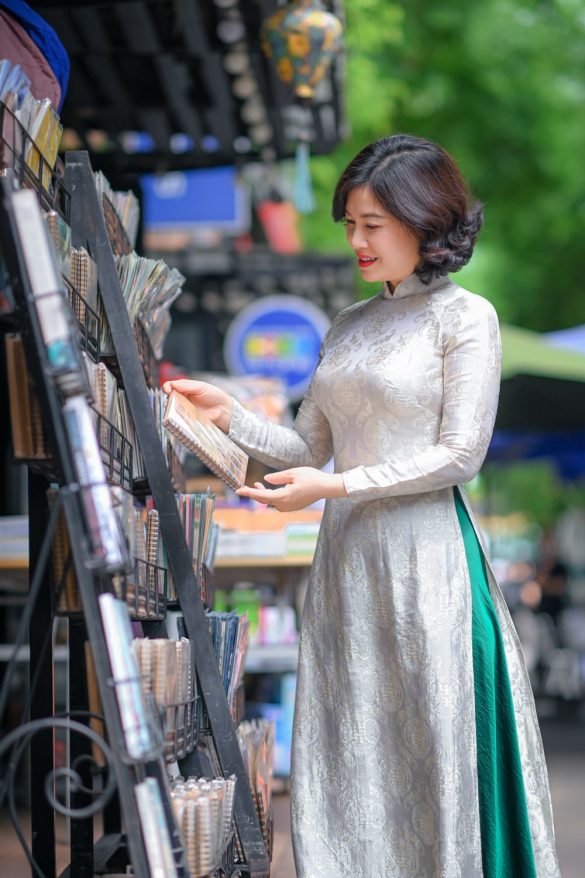 Anh ao dai dep 8 min 585x878 - Album ảnh áo dài chụp ở bưu điện và đường sách quận 1 đẹp