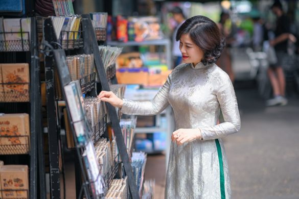 Anh ao dai dep 9 min 585x390 - Album ảnh áo dài chụp ở bưu điện và đường sách quận 1 đẹp