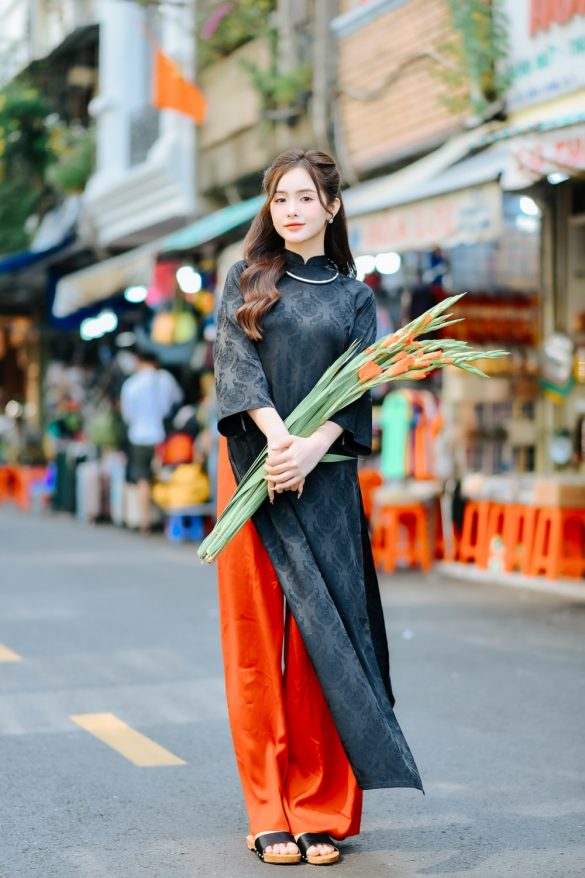 Anh ao dai tet 10 min 585x878 - Concept chụp ảnh áo dài cách tân vào dịp Tết đẹp 2025