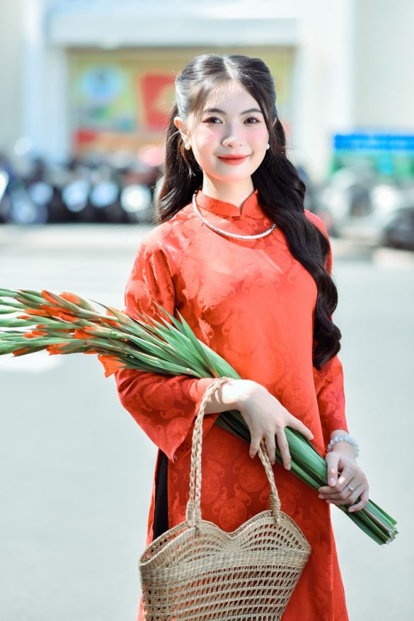 Anh ao dai tet 12 min 585x877 - Concept chụp ảnh áo dài cách tân vào dịp Tết đẹp 2025