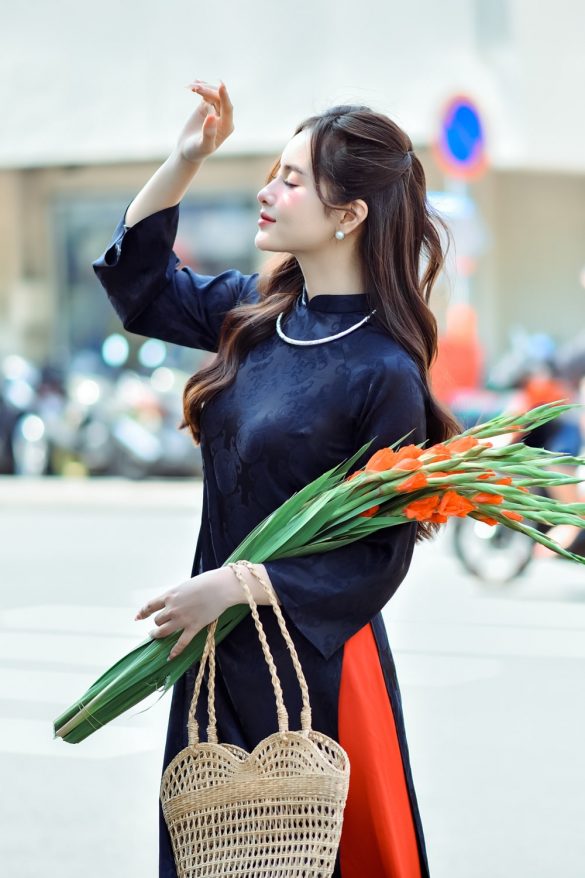 Anh ao dai tet 15 min 585x878 - Concept chụp ảnh áo dài cách tân vào dịp Tết đẹp 2025