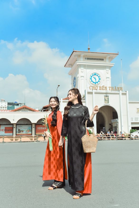 Anh ao dai tet 16 min 585x878 - Concept chụp ảnh áo dài cách tân vào dịp Tết đẹp 2025