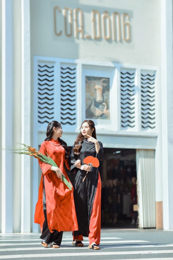 Anh ao dai tet 2 min 585x878 - Concept chụp ảnh áo dài cách tân vào dịp Tết đẹp 2025