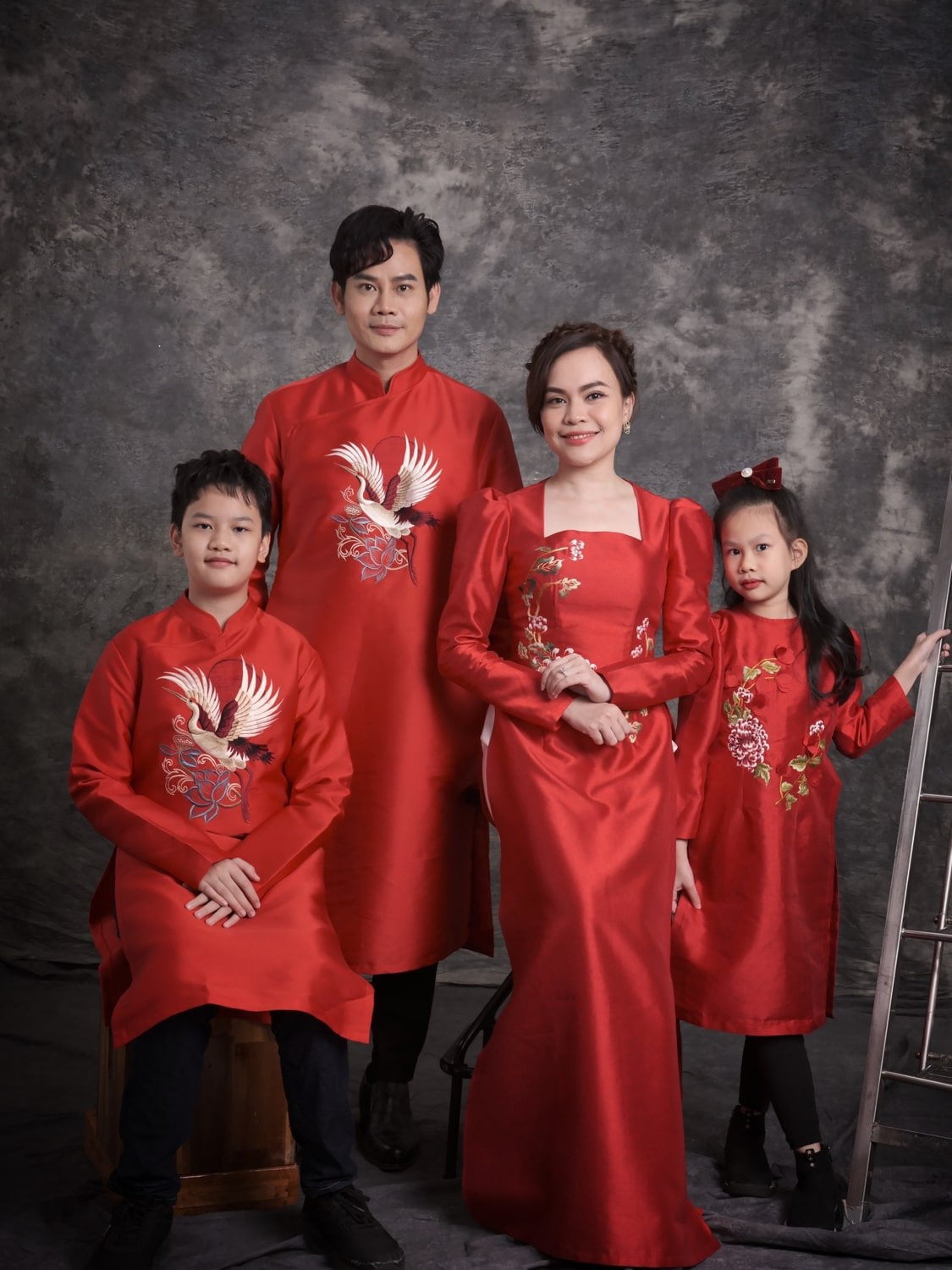 Anh gia dinh mac ao dai 1 min - Concept và dịch vụ chụp ảnh gia đình trong Studio chuyên nghiệp