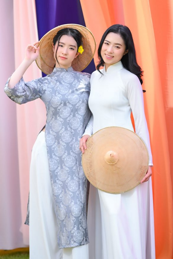 Anh ao dai tet dep 9 min 585x878 - Album ảnh tết chụp tại phim trường Paris quận 9 đẹp