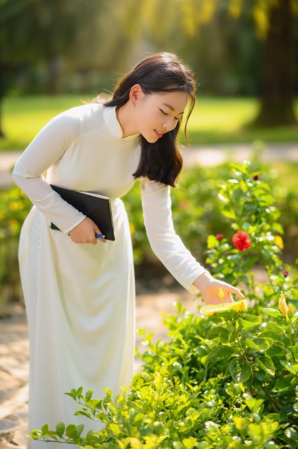 Anh ao dai 10 min 585x879 - Bộ ảnh áo dài chụp tại công viên Vinhome Central Park đẹp