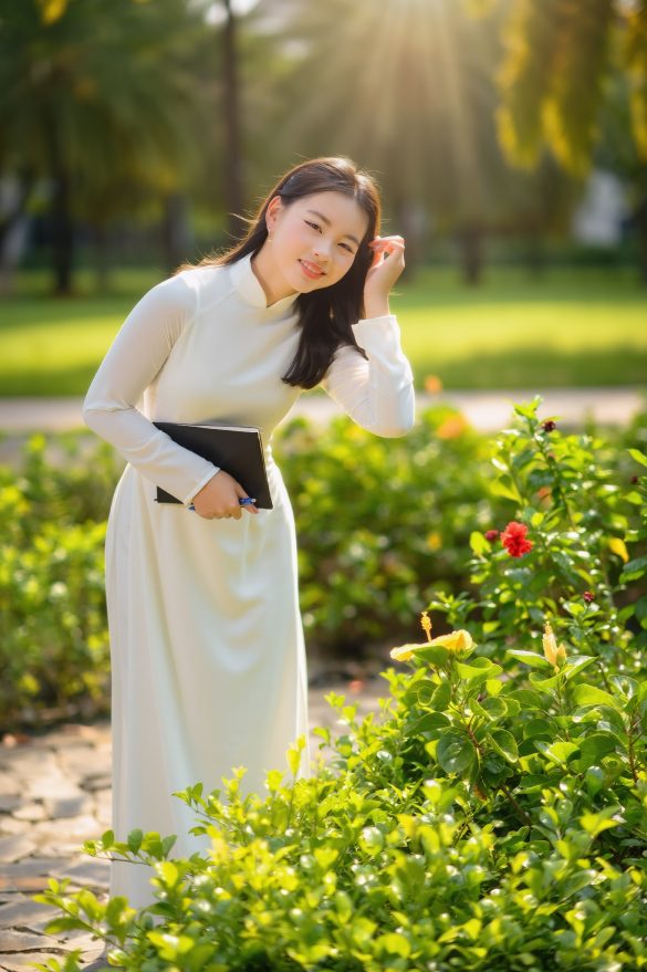 Anh ao dai 11 min 585x879 - Bộ ảnh áo dài chụp tại công viên Vinhome Central Park đẹp