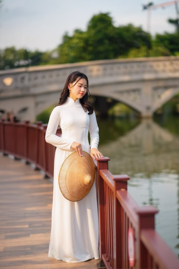 Anh ao dai 12 min 585x878 - Bộ ảnh áo dài chụp tại công viên Vinhome Central Park đẹp