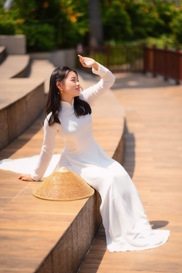 Anh ao dai 13 min 585x879 - Bộ ảnh áo dài chụp tại công viên Vinhome Central Park đẹp