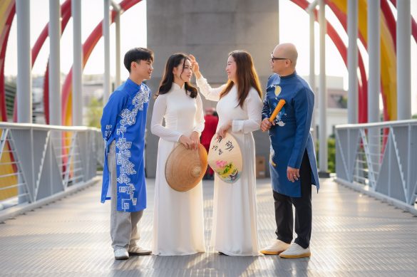 Anh ao dai 2 min 585x389 - Bộ ảnh áo dài chụp tại công viên Vinhome Central Park đẹp