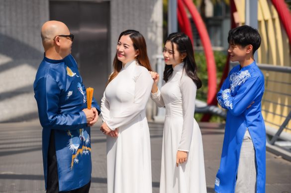 Anh ao dai 3 min 585x389 - Bộ ảnh áo dài chụp tại công viên Vinhome Central Park đẹp