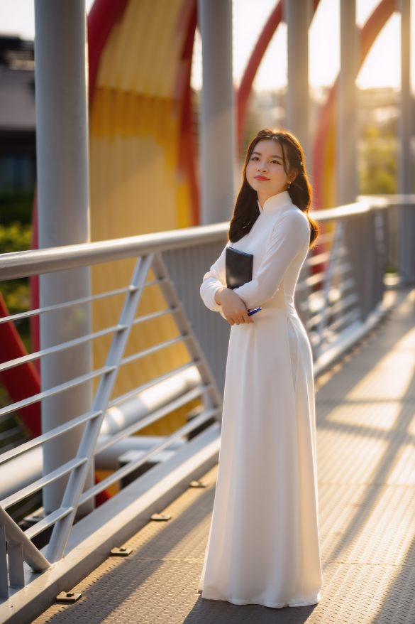Anh ao dai 6 min 585x878 - Bộ ảnh áo dài chụp tại công viên Vinhome Central Park đẹp