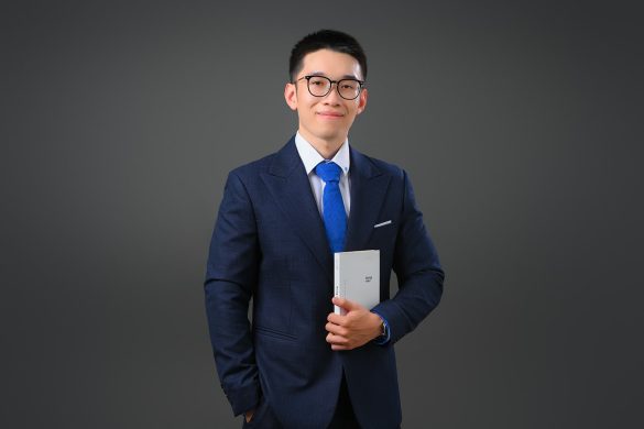 Anh doanh nhan tre 1 min 585x390 - Bộ ảnh thương hiệu cá nhân Trader và diễn giả chuyên nghiệp
