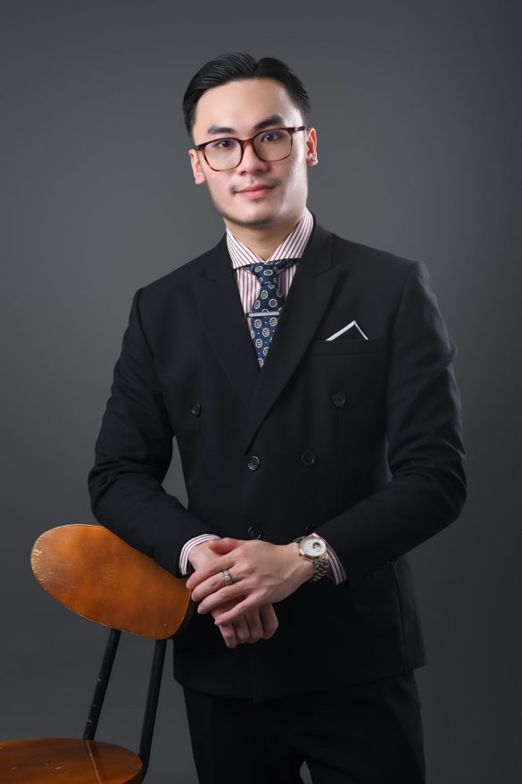 Anh doanh nhan tre 10 min 585x878 - Bộ ảnh thương hiệu cá nhân Trader và diễn giả chuyên nghiệp