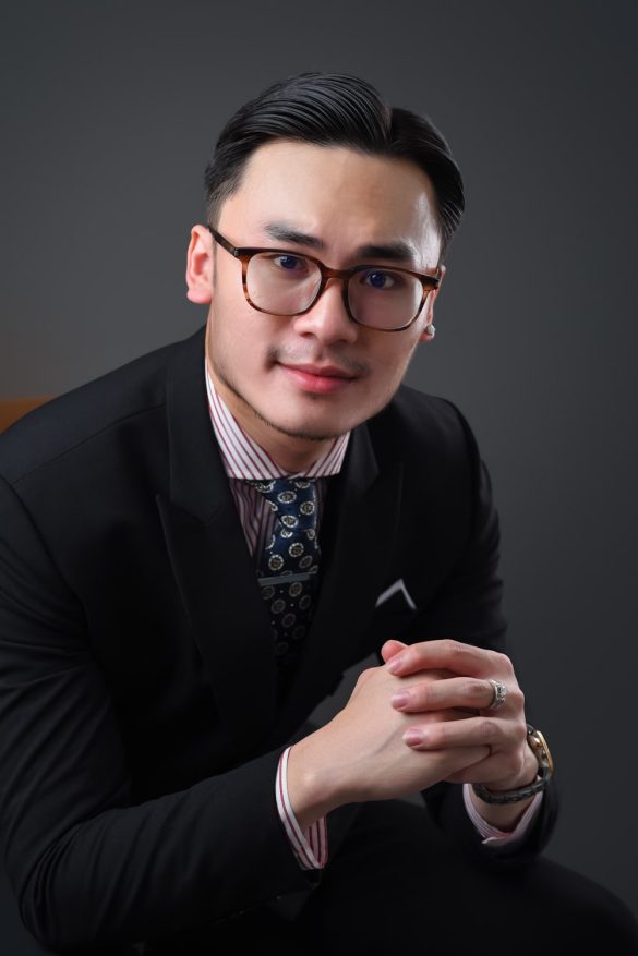 Anh doanh nhan tre 11 min 585x877 - Bộ ảnh thương hiệu cá nhân Trader và diễn giả chuyên nghiệp