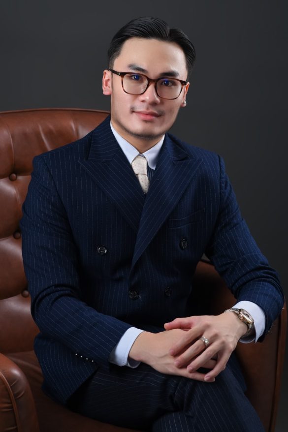 Anh doanh nhan tre 12 min 585x878 - Bộ ảnh thương hiệu cá nhân Trader và diễn giả chuyên nghiệp