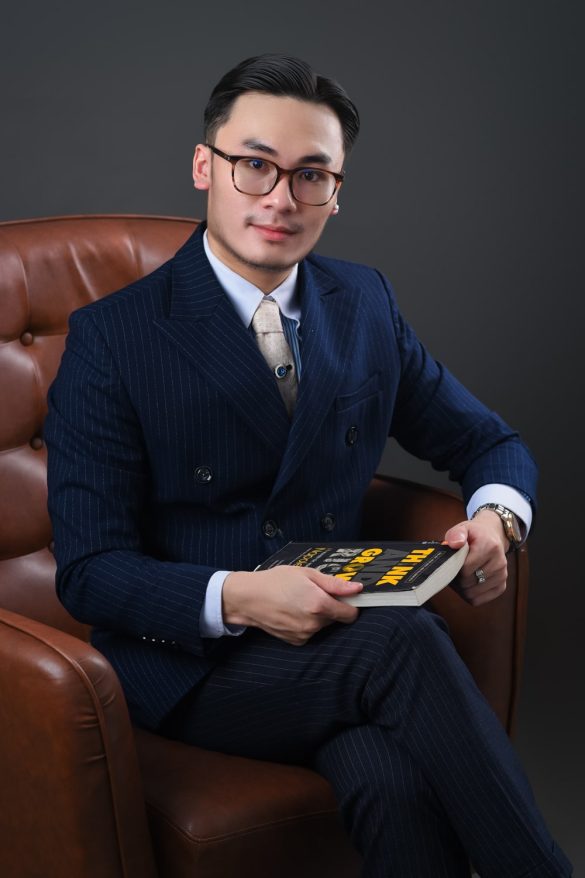 Anh doanh nhan tre 13 min 585x878 - Bộ ảnh thương hiệu cá nhân Trader và diễn giả chuyên nghiệp