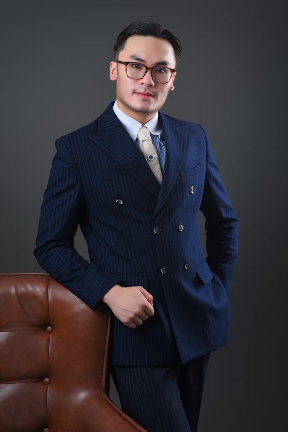 Anh doanh nhan tre 14 min 585x878 - Bộ ảnh thương hiệu cá nhân Trader và diễn giả chuyên nghiệp