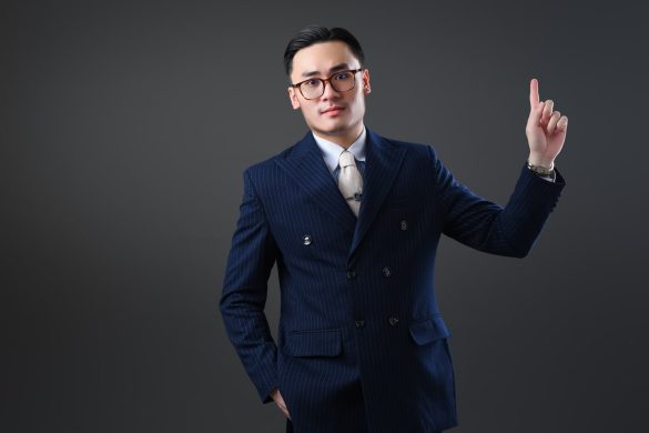 Anh doanh nhan tre 16 min 585x390 - Bộ ảnh thương hiệu cá nhân Trader và diễn giả chuyên nghiệp