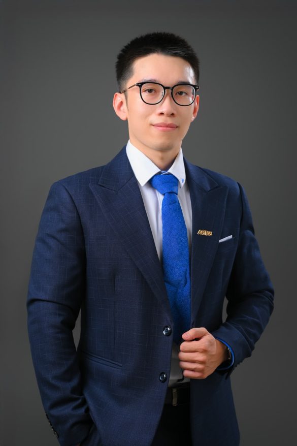 Anh doanh nhan tre 3 min 585x878 - Bộ ảnh thương hiệu cá nhân Trader và diễn giả chuyên nghiệp
