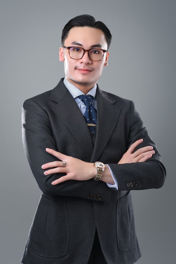 Anh doanh nhan tre 7 min 585x878 - Bộ ảnh thương hiệu cá nhân Trader và diễn giả chuyên nghiệp