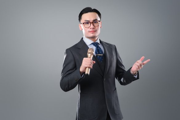 Anh doanh nhan tre 9 min 585x390 - Bộ ảnh thương hiệu cá nhân Trader và diễn giả chuyên nghiệp