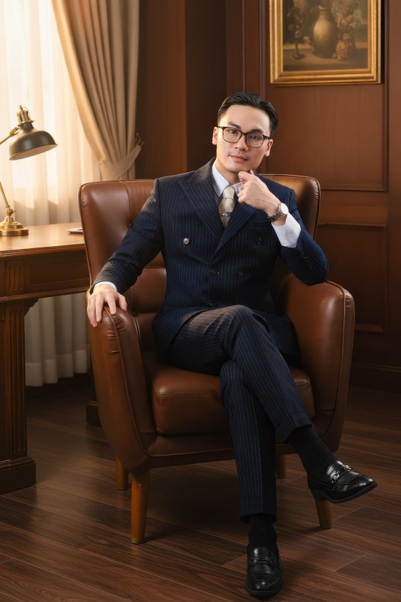 A Cuong 1 min 585x878 - Concept Chụp Ảnh Doanh Nhân Phong Cách Cổ Điển tại HThao Studio