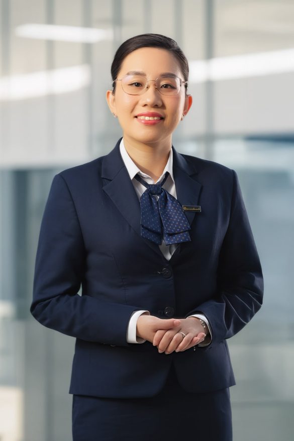 Anh giam doc 11 min 585x878 - Concept ảnh doanh nhân nữ mới, đẹp 2025 tại HThao Studio