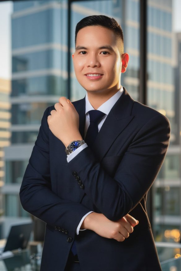 Anh giam doc 23 min 585x878 - Concept chụp Nam giám đốc phong thái, đĩnh đạc 2025- HThao Studio