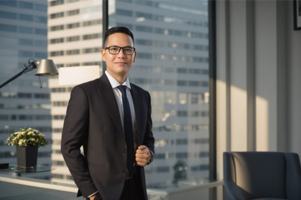 Anh giam doc 26 min 585x390 - Concept chụp Nam giám đốc phong thái, đĩnh đạc 2025- HThao Studio