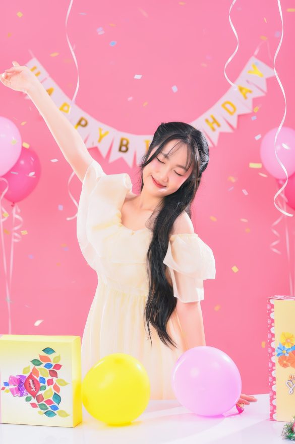Anh sinh nhat 03 12 min 585x878 - Bộ ảnh sinh nhật em Linh tone hồng HOT TREND hiện nay