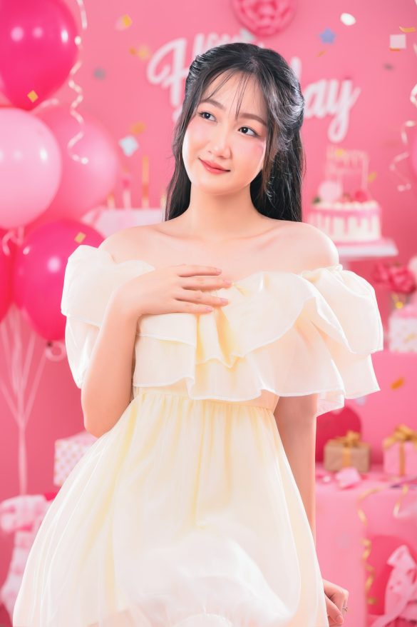 Anh sinh nhat 03 13 min 585x878 - Bộ ảnh sinh nhật em Linh tone hồng HOT TREND hiện nay