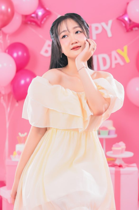 Anh sinh nhat 03 14 min 585x878 - Bộ ảnh sinh nhật em Linh tone hồng HOT TREND hiện nay