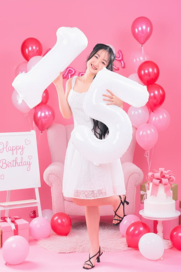 Anh sinh nhat 03 2 min 585x878 - Bộ ảnh sinh nhật em Linh tone hồng HOT TREND hiện nay