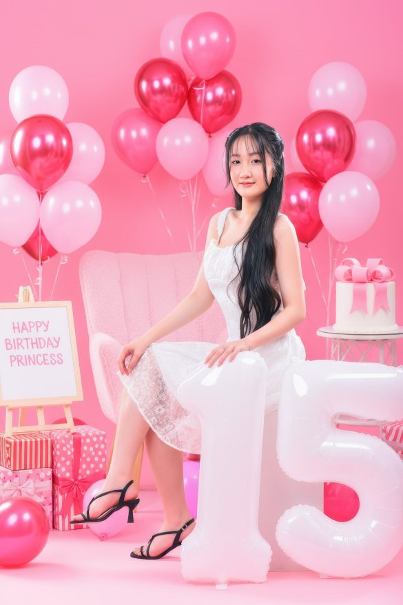 Anh sinh nhat 03 3 min 585x878 - Bộ ảnh sinh nhật em Linh tone hồng HOT TREND hiện nay