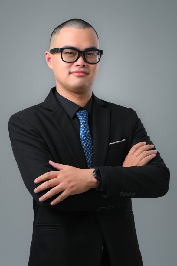 Anh giam doc 10 min 585x878 - 3 Concept chụp ảnh giám đốc chuyên nghiệp, sang trọng