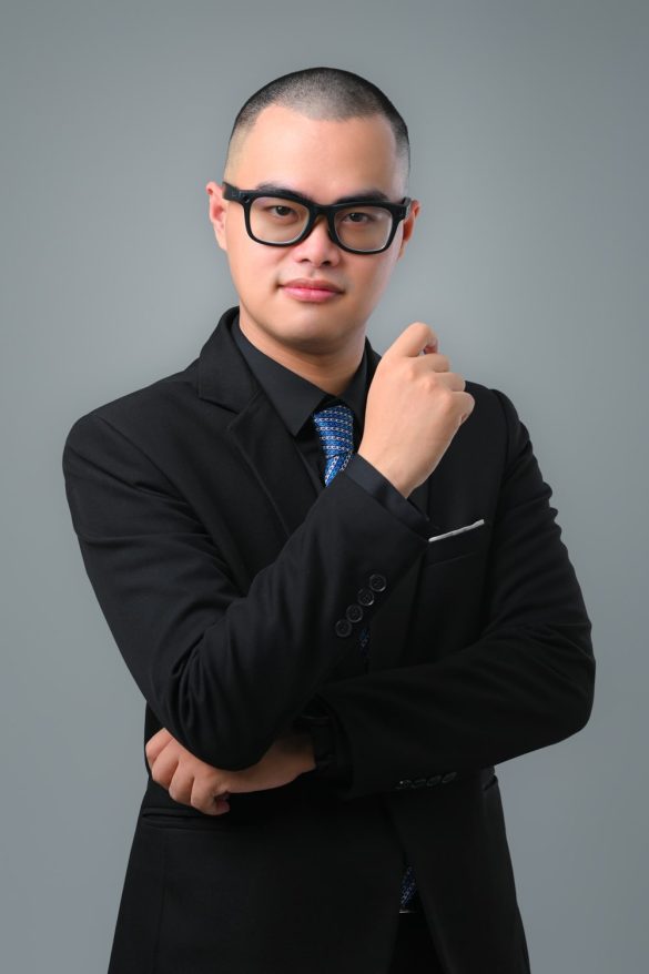 Anh giam doc 11 min 585x878 - 3 Concept chụp ảnh giám đốc chuyên nghiệp, sang trọng