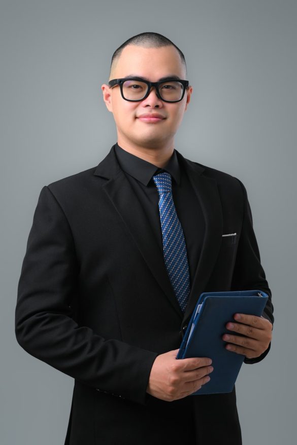 Anh giam doc 13 min 585x878 - 3 Concept chụp ảnh giám đốc chuyên nghiệp, sang trọng