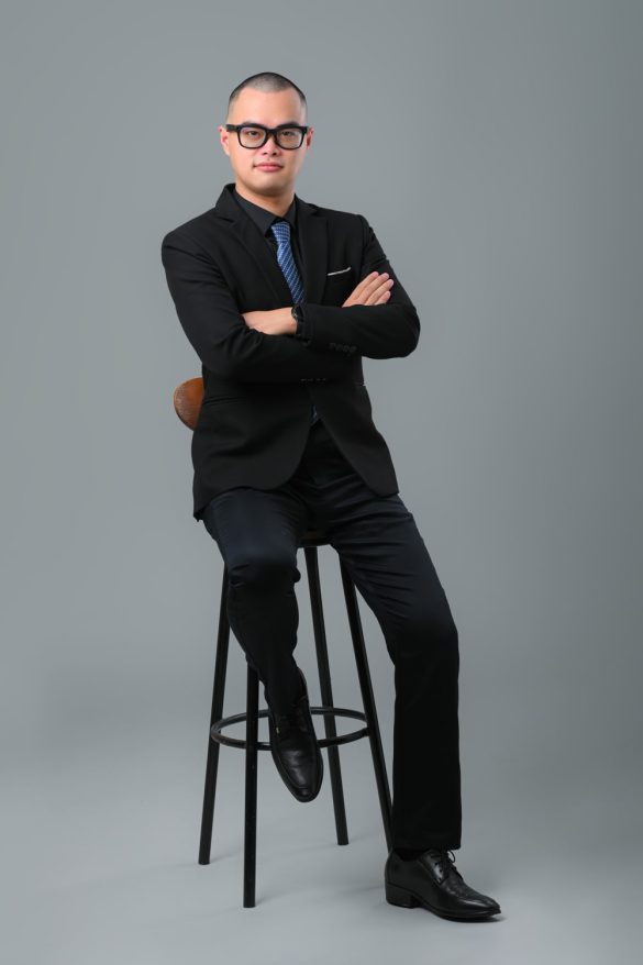 Anh giam doc 14 min 585x878 - 3 Concept chụp ảnh giám đốc chuyên nghiệp, sang trọng