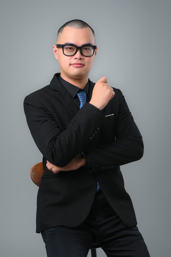 Anh giam doc 15 min 585x878 - 3 Concept chụp ảnh giám đốc chuyên nghiệp, sang trọng